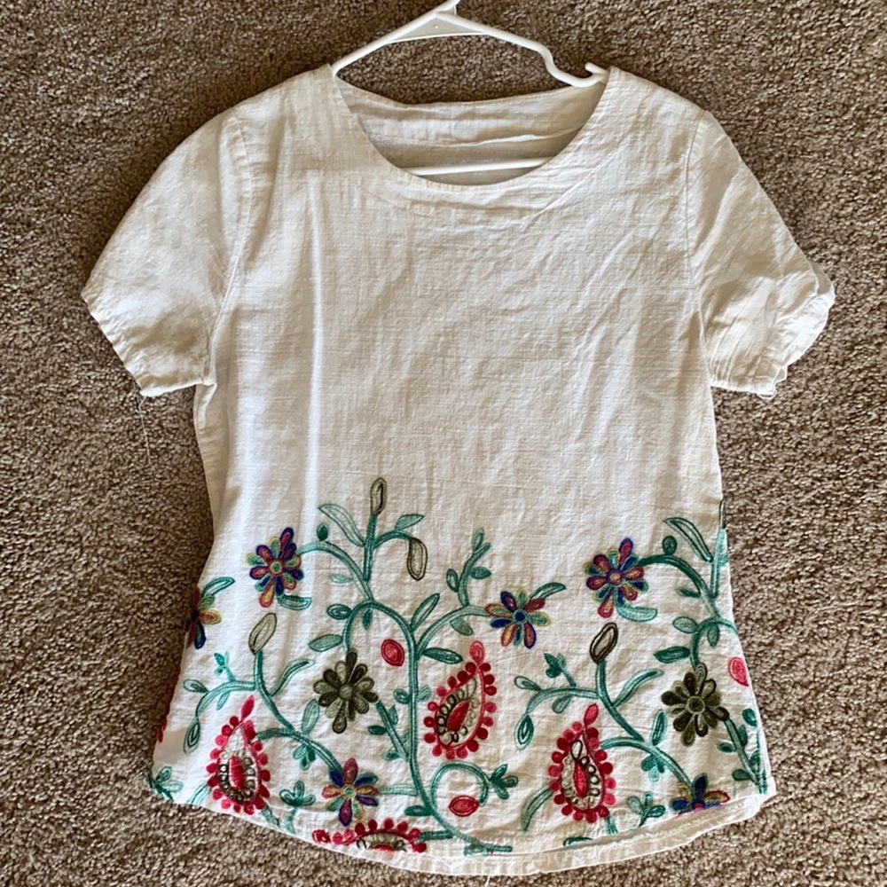 Linen shirt with embroidered floral design
